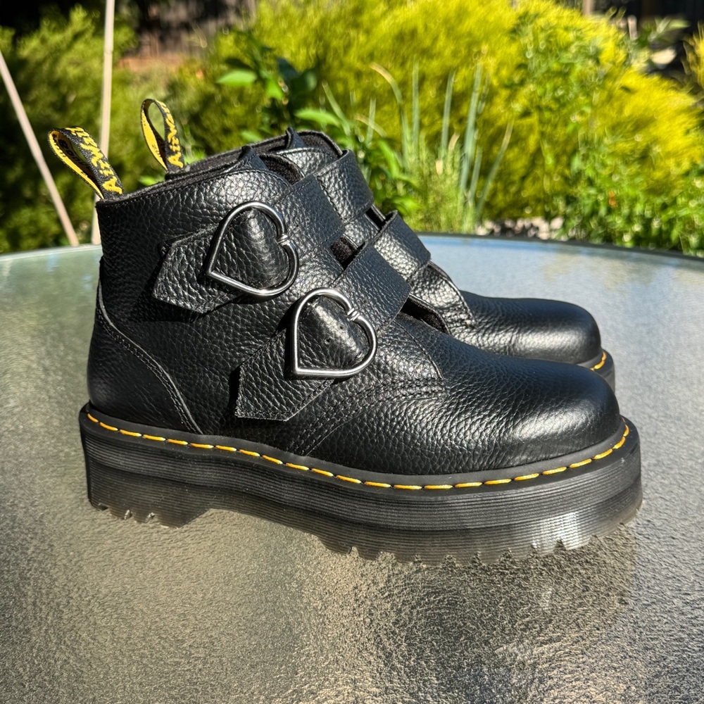 US L9 Dr. Martens Devon Heart Leather Platform Boots